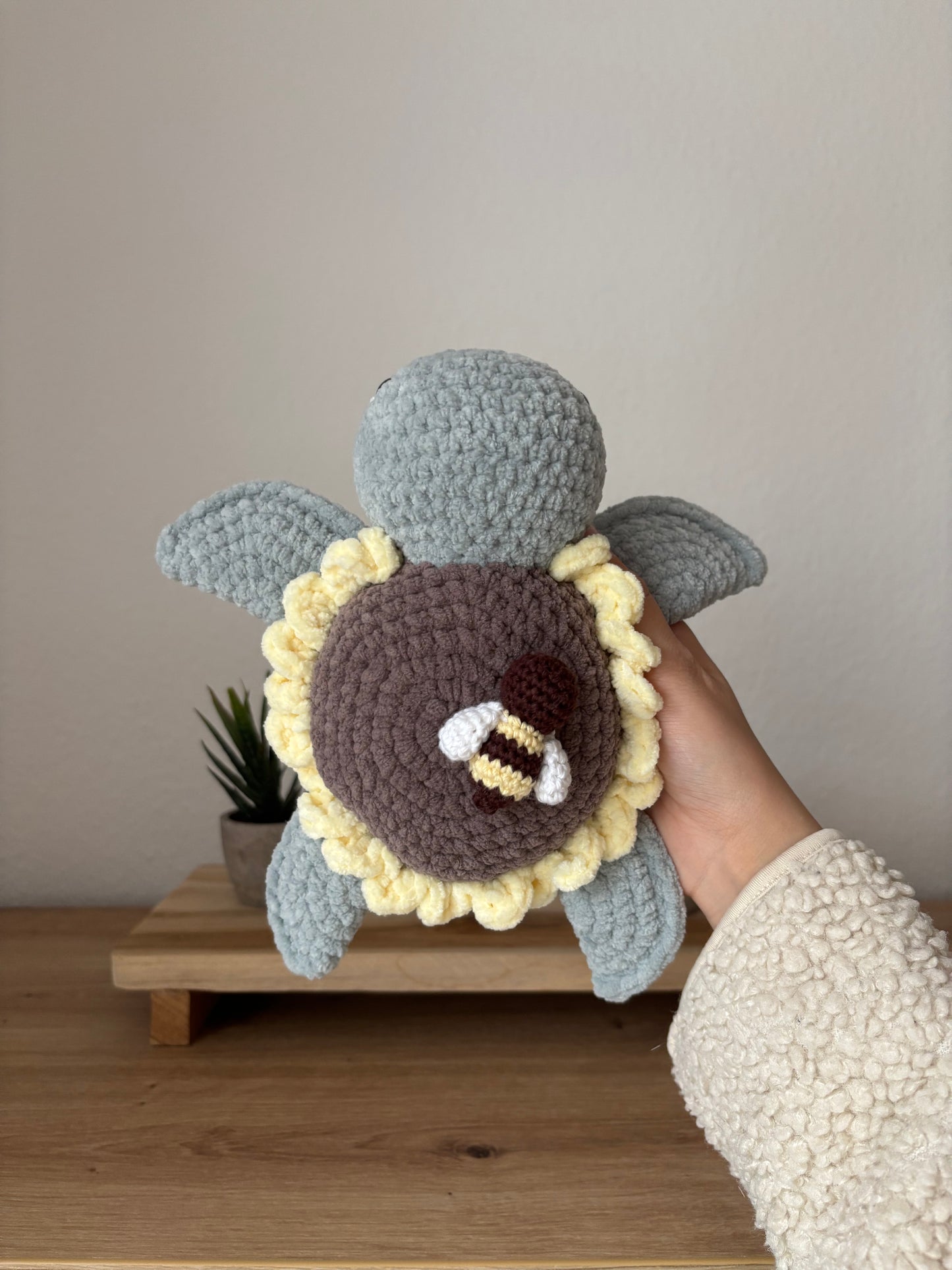 Sonnenblumenschildkröte mit Biene