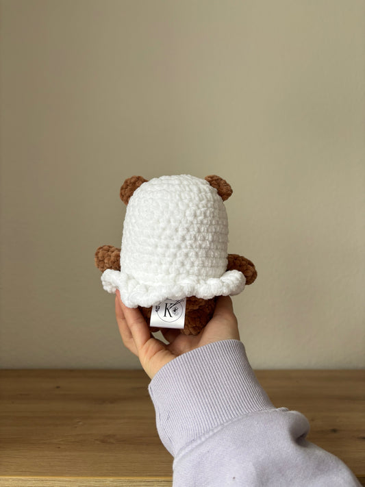 Bär im Geisterkostüm