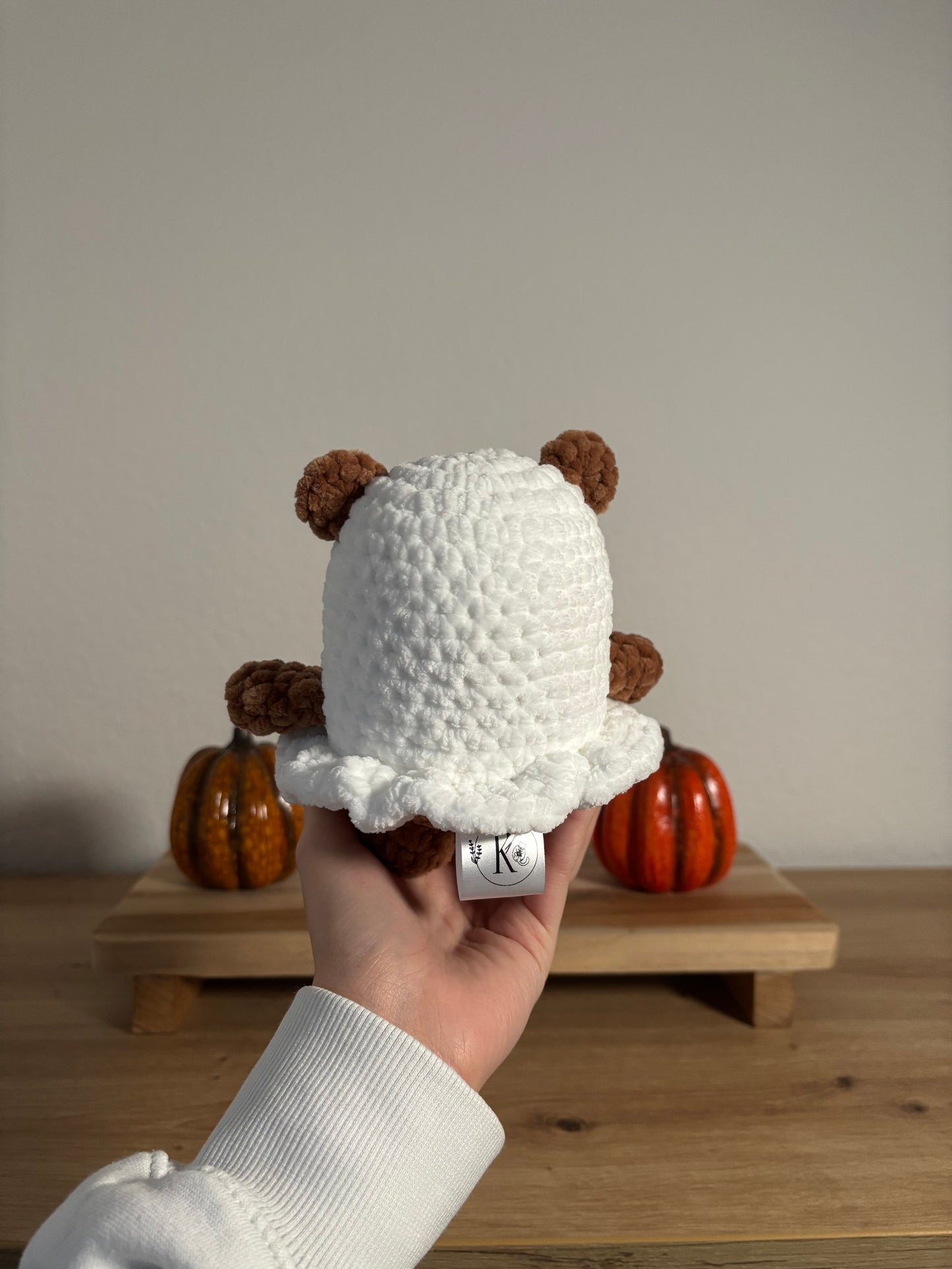 Bär im Geisterkostüm