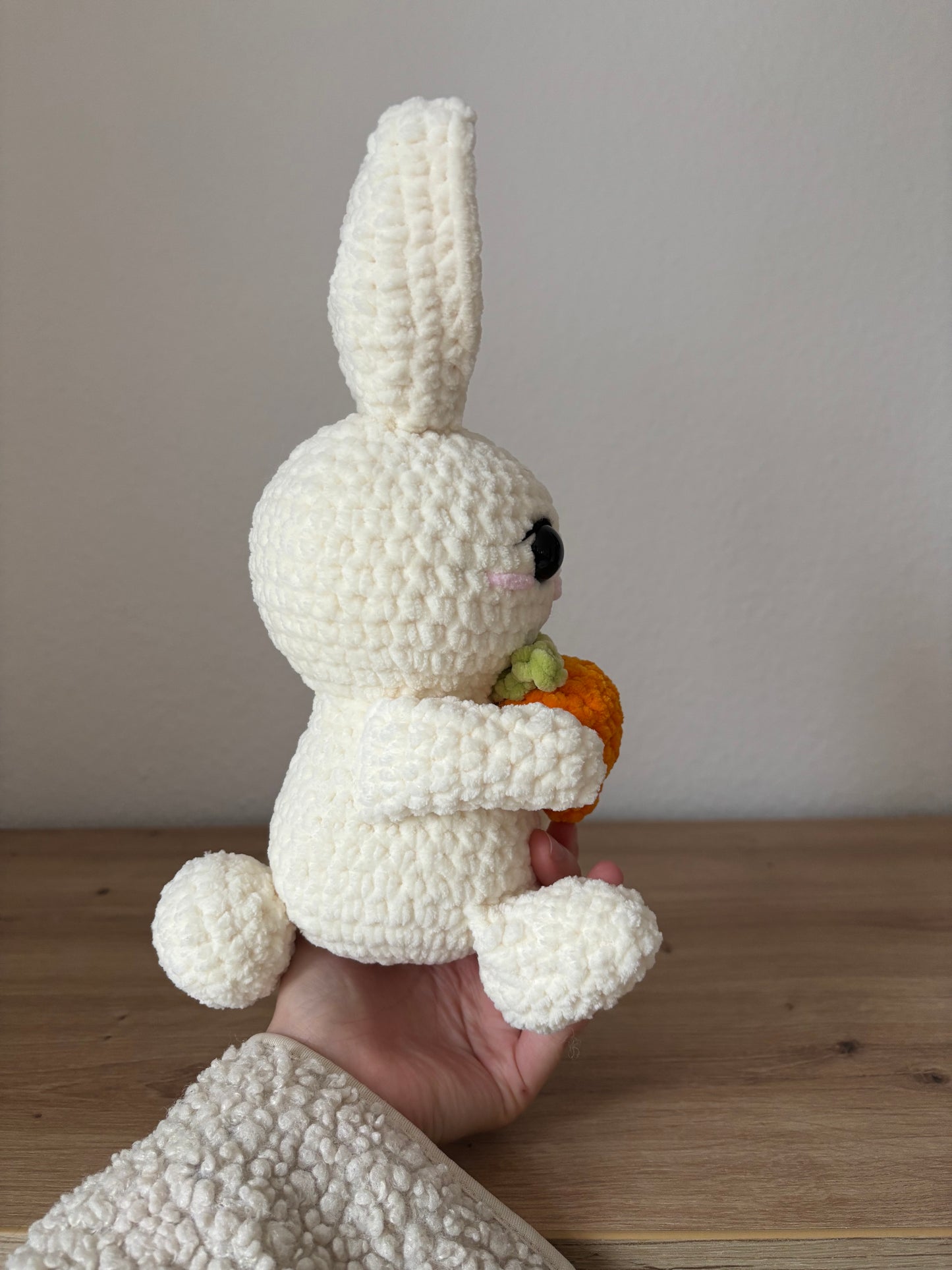 Hase mit Karotte in Creme