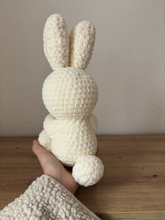 Hase mit Karotte in Creme