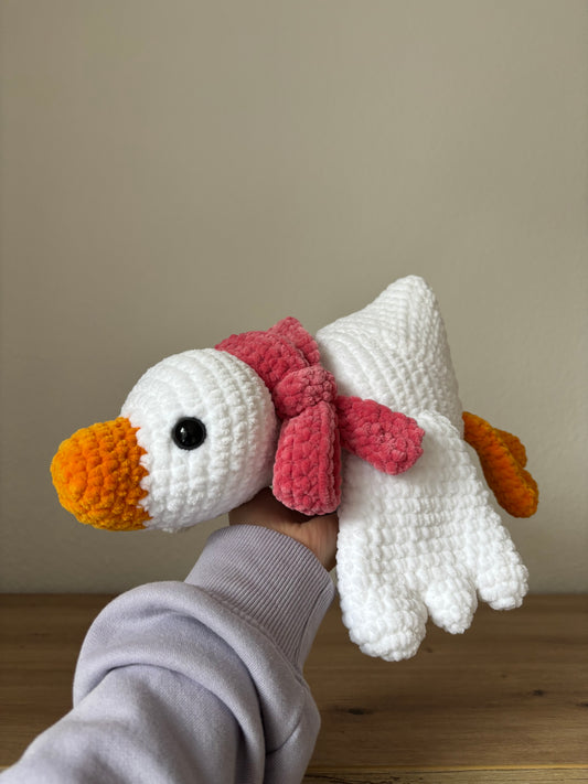 Liegende Gans mit Schleife