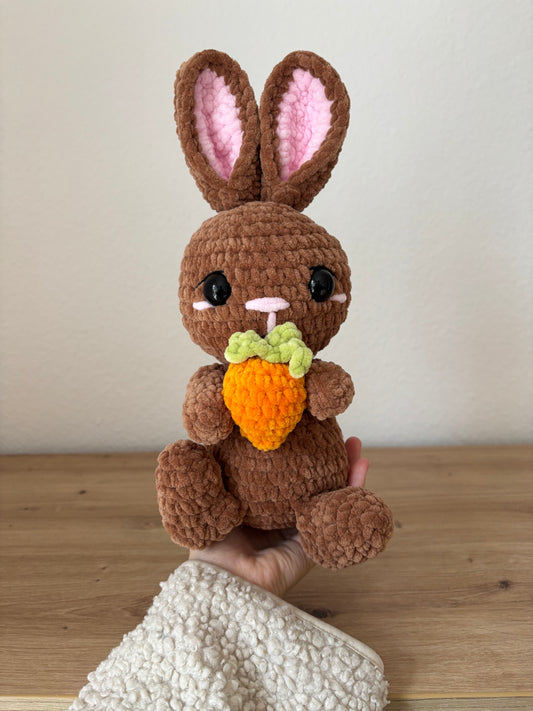 Hase mit Karotte in Braun