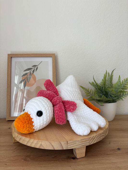 Liegende Gans mit Schleife