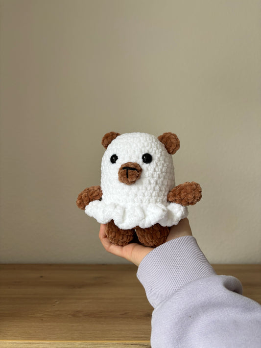 Bär im Geisterkostüm