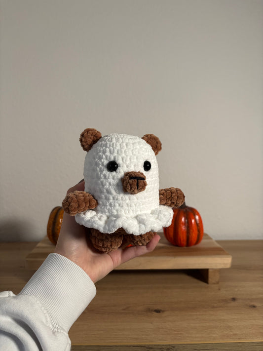 Bär im Geisterkostüm