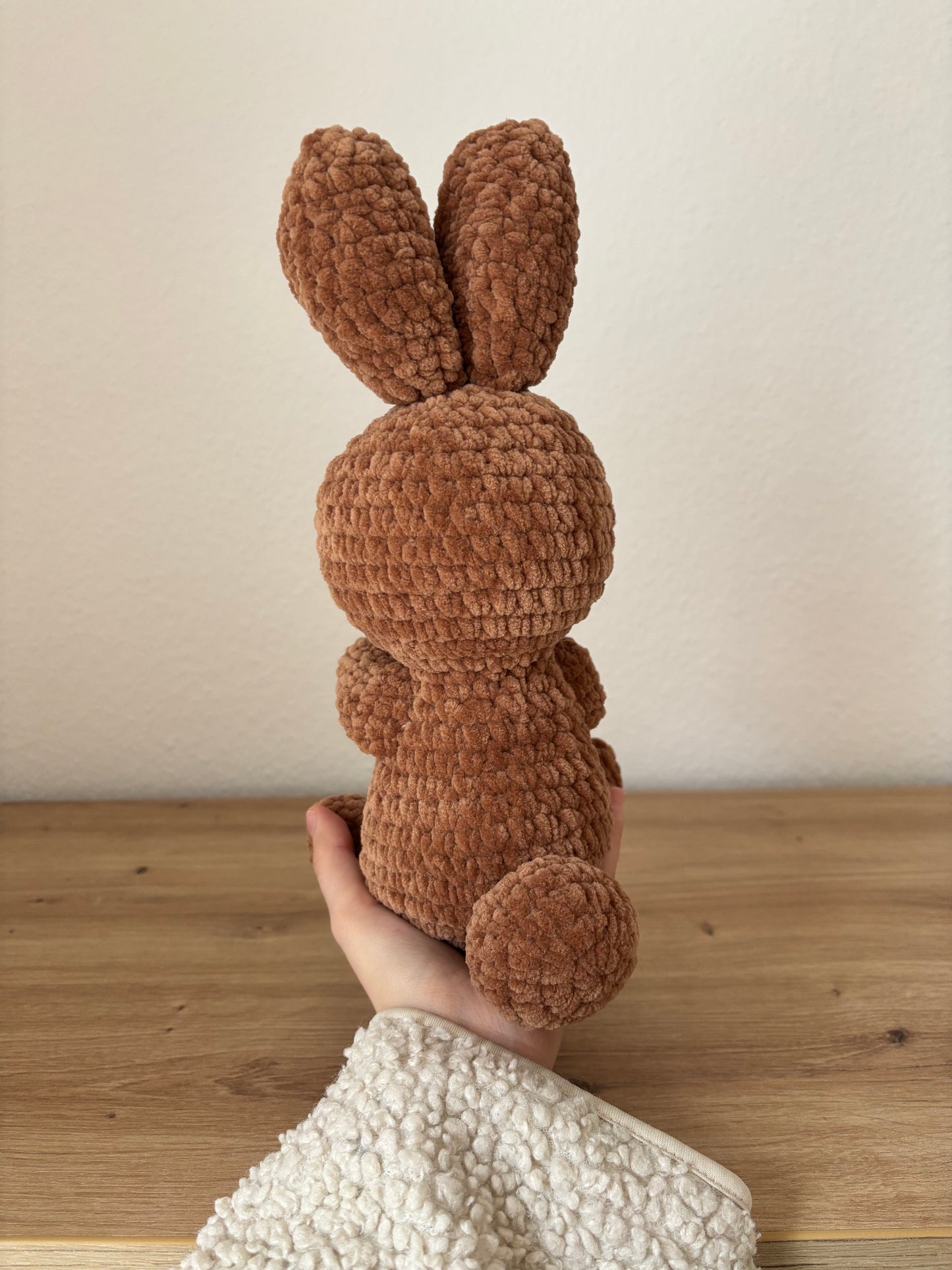 Hase mit Karotte in Braun