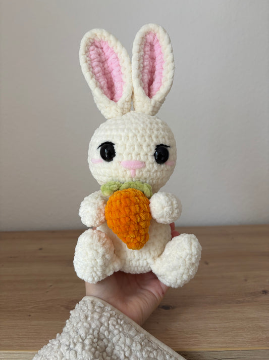 Hase mit Karotte in Creme