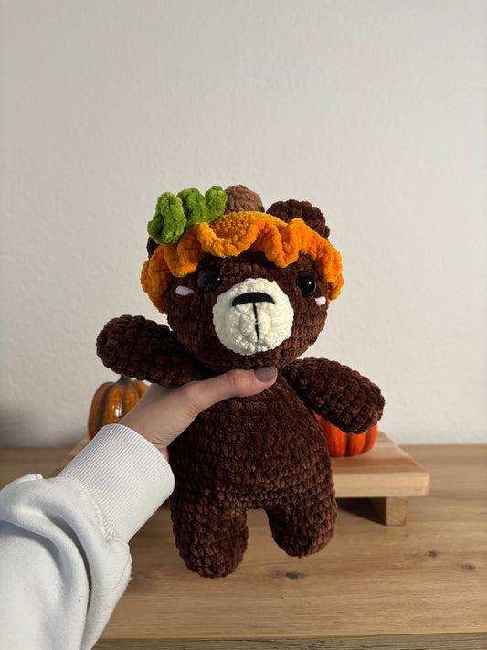 Bär mit Kürbismütze