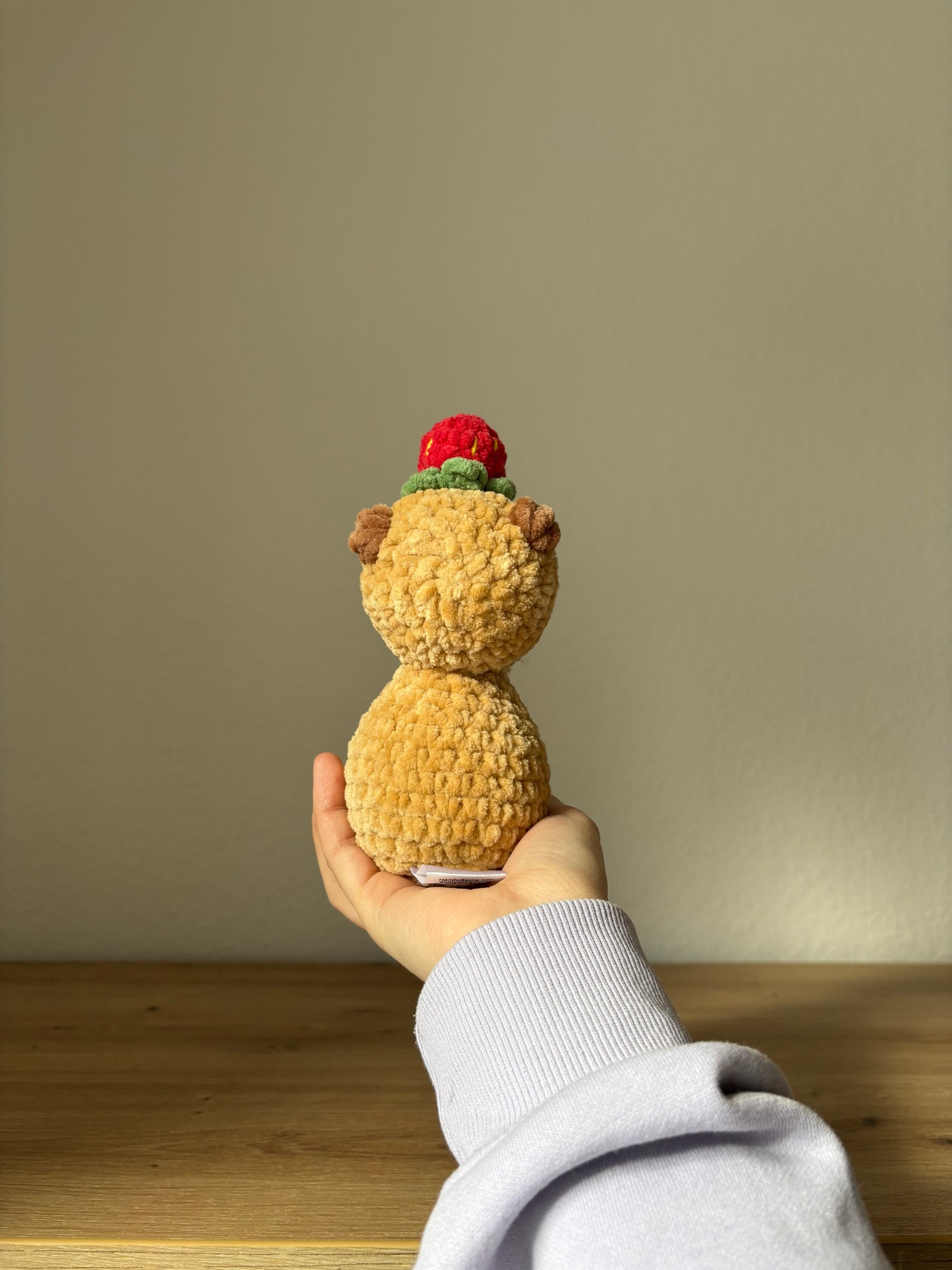 Capybara mit Erdbeere