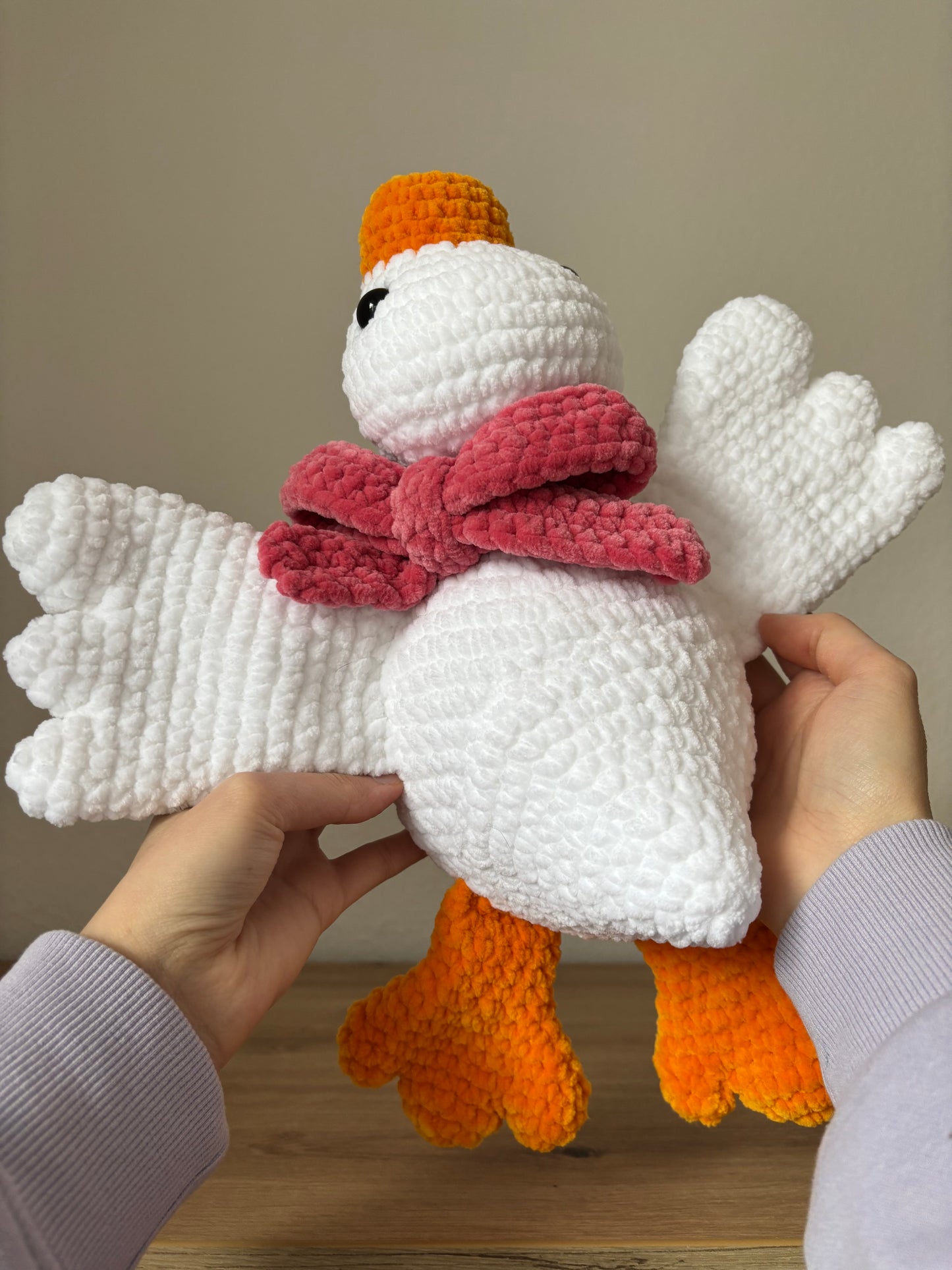 Liegende Gans mit Schleife