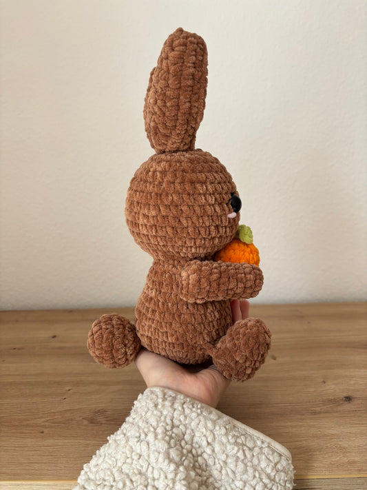 Hase mit Karotte in Braun